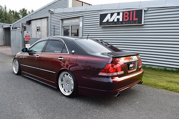 Toyota Crown 4 of 16