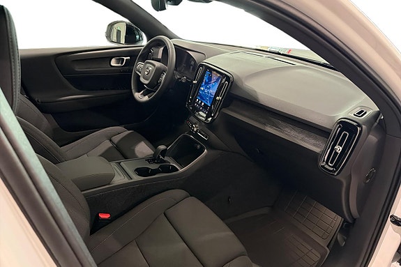Volvo EX40 11 of 12