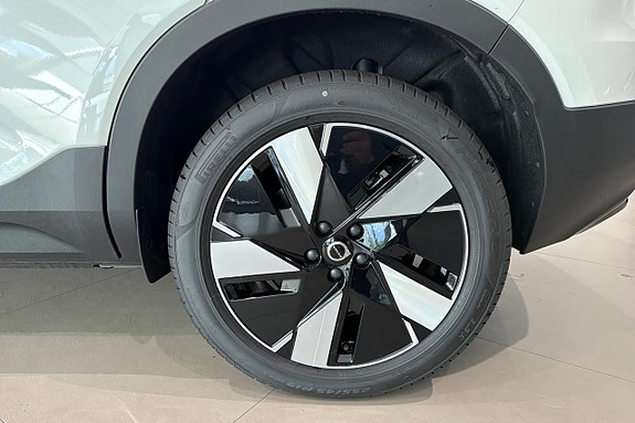 Volvo EX40 4 of 12