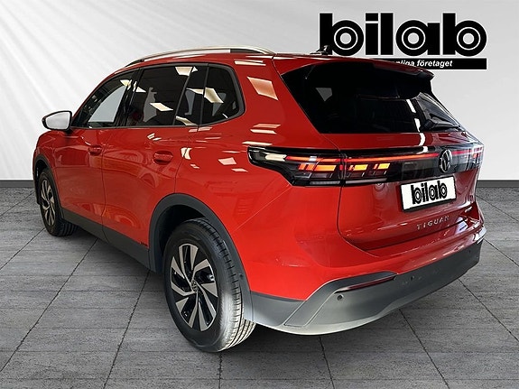 Volkswagen Tiguan 3 of 10
