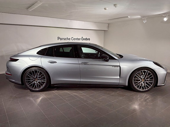 Porsche Panamera 4 3 of 5
