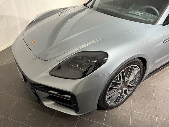 Porsche Panamera 4 5 of 5