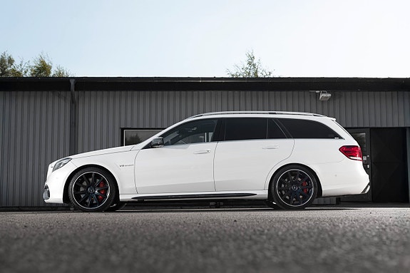 Mercedes-Benz E63 3 of 5