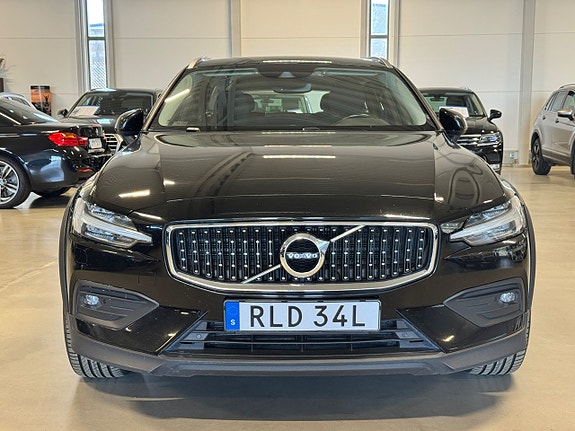 Volvo V60 Cross Country 2 of 5