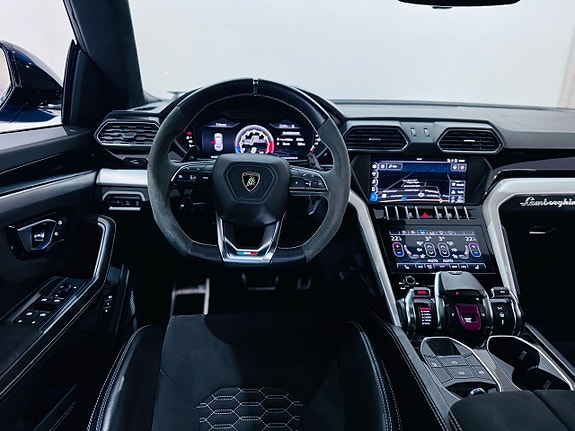 Lamborghini Urus 23 of 24