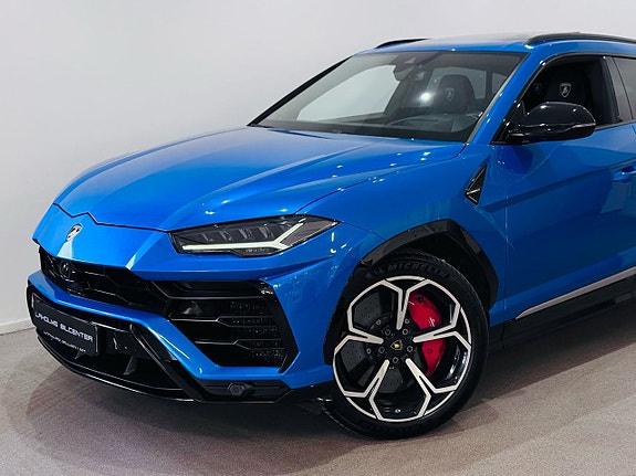Lamborghini Urus 2 of 5