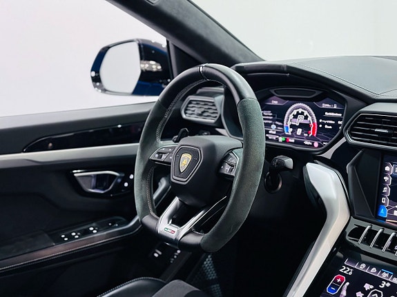 Lamborghini Urus 4 of 5