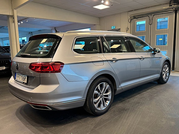 Volkswagen Passat 4 of 25