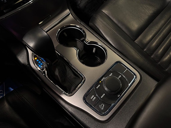 Jeep Grand Cherokee 17 of 27