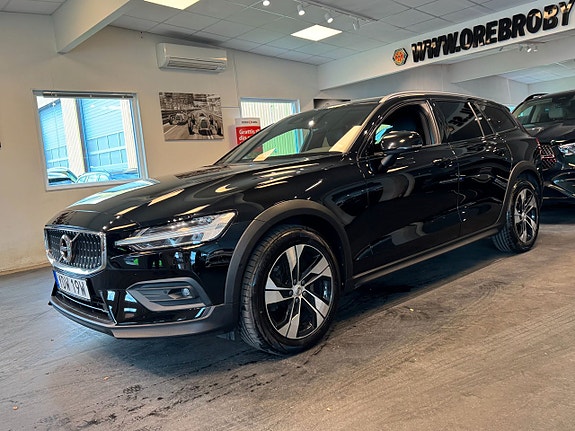 Volvo V60 Cross Country 2 of 5