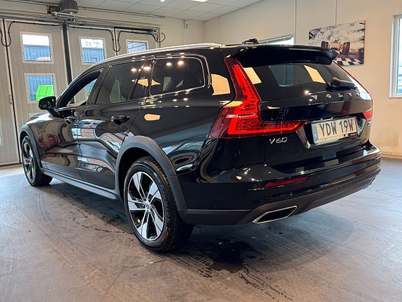 Volvo V60 Cross Country 3 of 5