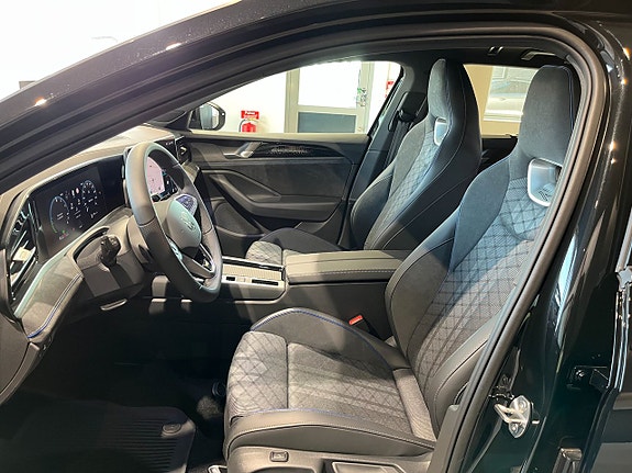 Volkswagen Passat 10 of 17