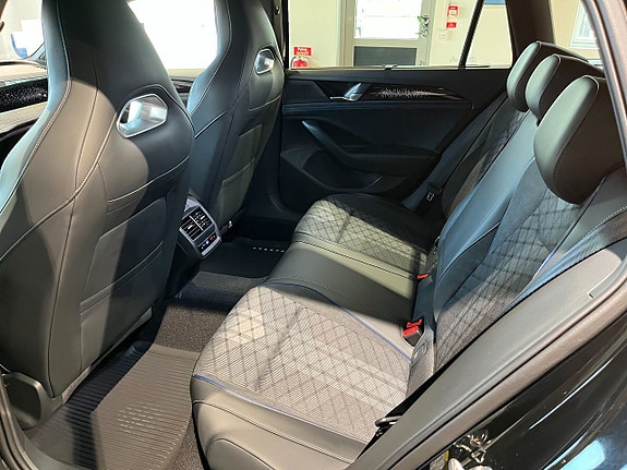Volkswagen Passat 13 of 17