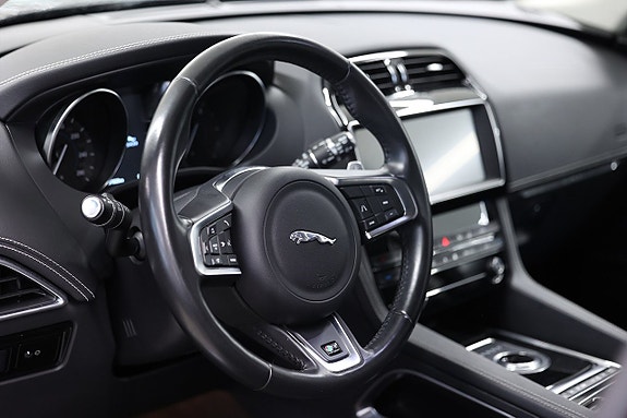 Jaguar F-PACE 15 of 23