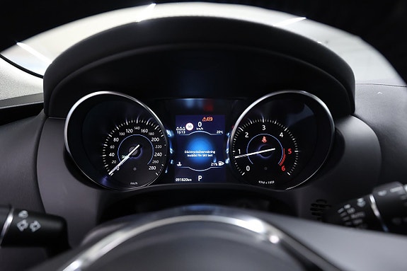 Jaguar F-PACE 18 of 23
