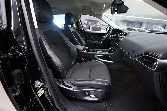 Jaguar F-PACE 13 of 23