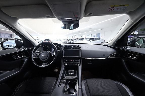 Jaguar F-PACE 12 of 23