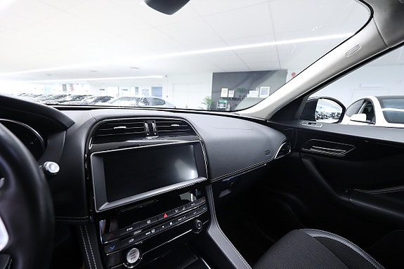 Jaguar F-PACE 19 of 23