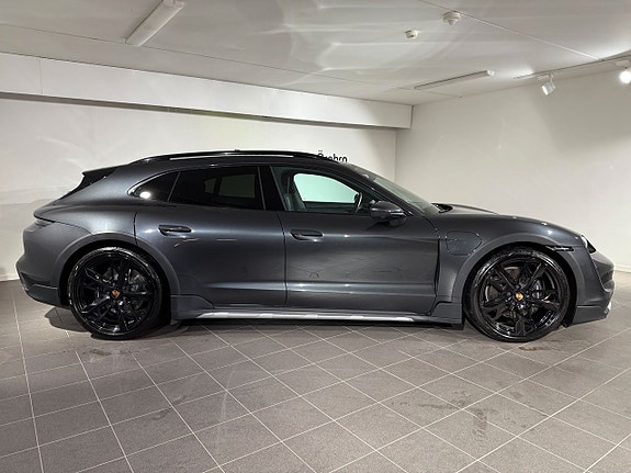 Porsche Taycan 3 of 5
