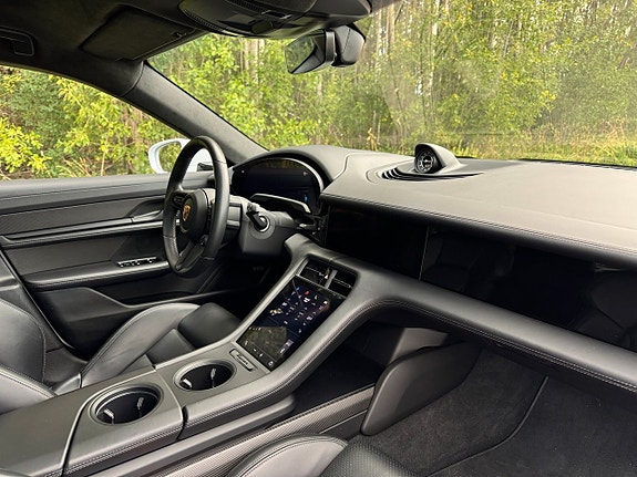 Porsche Taycan Turbo S 10 of 27