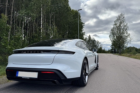 Porsche Taycan Turbo S 14 of 27