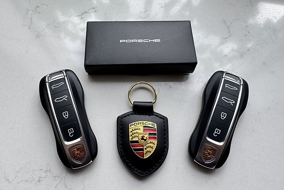 Porsche Taycan Turbo S 26 of 27