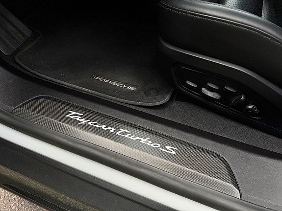 Porsche Taycan Turbo S 17 of 27