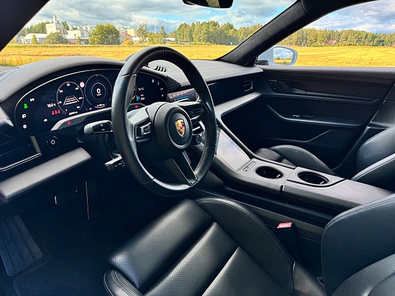 Porsche Taycan Turbo S 4 of 5
