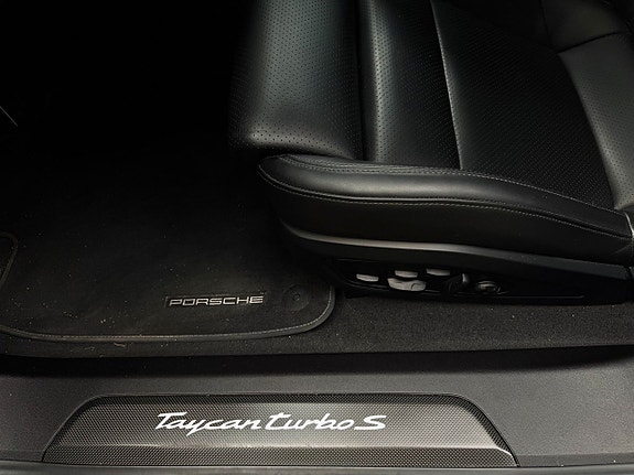 Porsche Taycan Turbo S 18 of 27