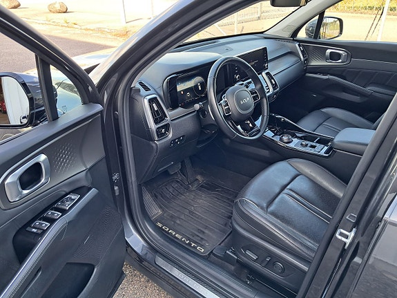 Kia Sorento 2 of 8