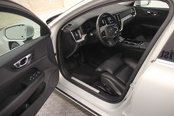 Volvo V60 2 of 10