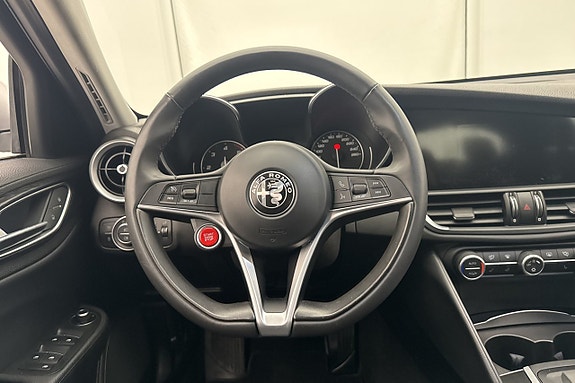 Alfa Romeo Giulia 8 of 27