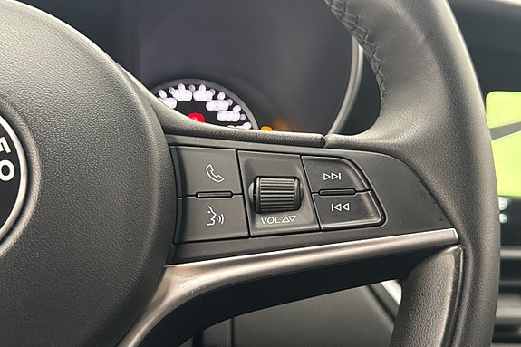 Alfa Romeo Giulia 13 of 27