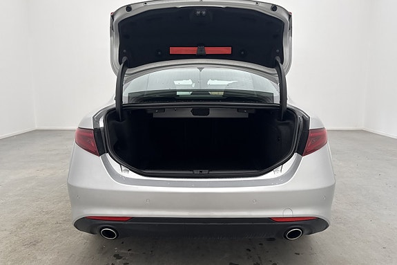 Alfa Romeo Giulia 26 of 27