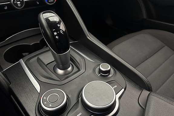 Alfa Romeo Giulia 21 of 27