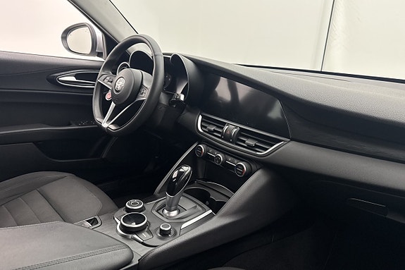 Alfa Romeo Giulia 9 of 27