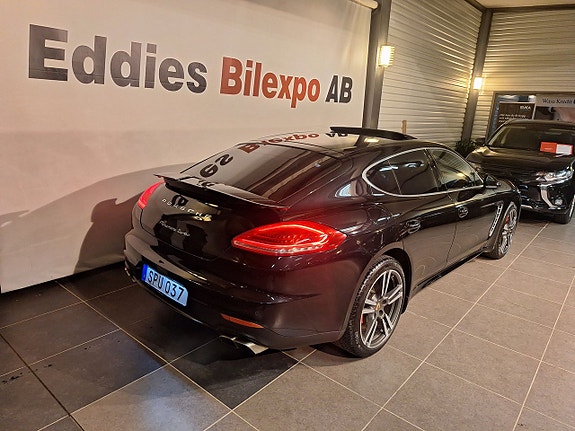 Porsche Panamera Turbo 4 of 5