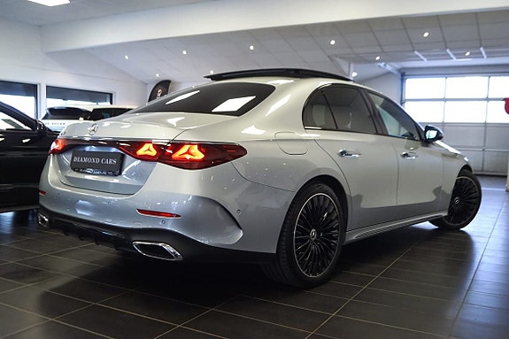 Mercedes-Benz E220 4 of 5