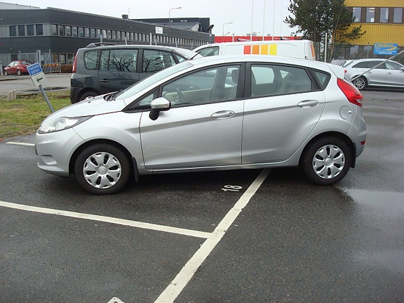 Ford Fiesta 2 of 5