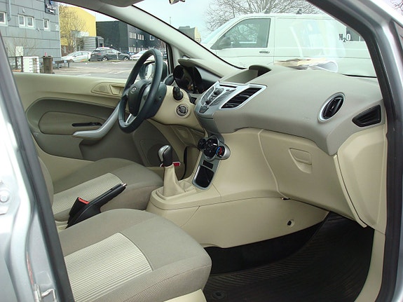 Ford Fiesta 4 of 5