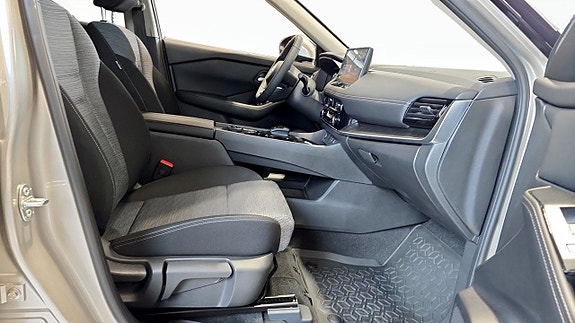 Nissan X-Trail 3 of 16