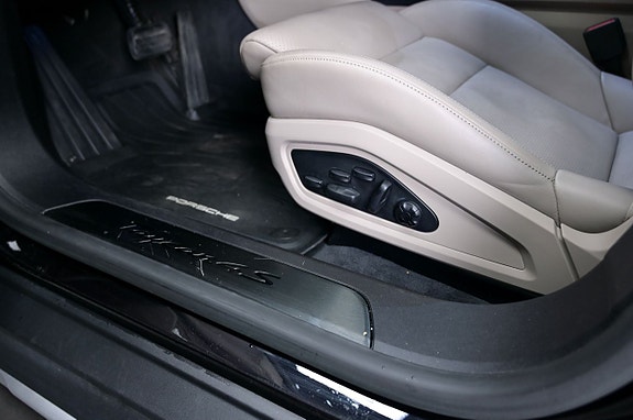 Porsche Taycan 20 of 25