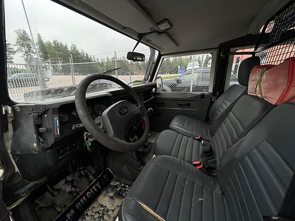 Land Rover Defender 110 6 of 8