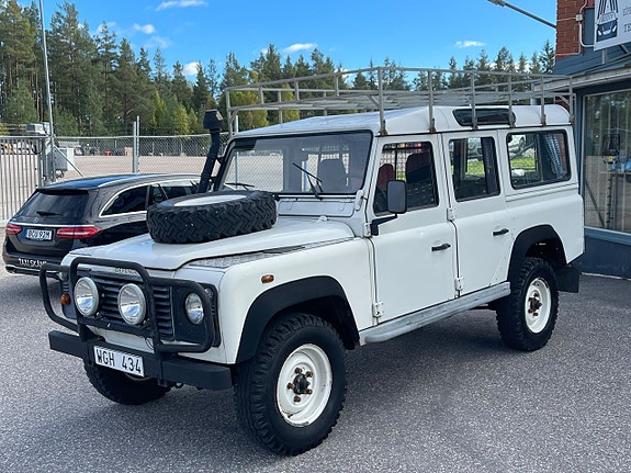 Land Rover Defender 110 2 of 8