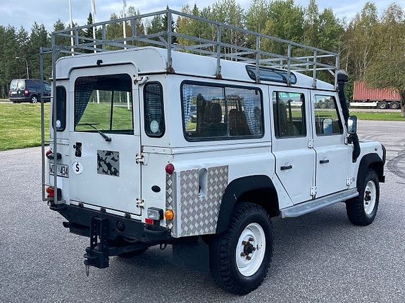 Land Rover Defender 110 4 of 8