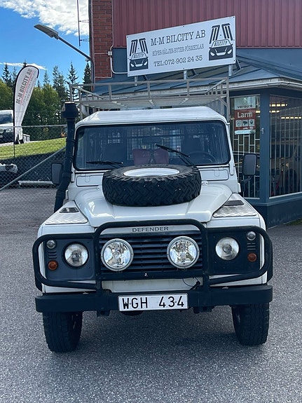 Land Rover Defender 110 5 of 8