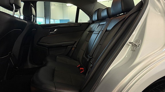 Mercedes-Benz E220 23 of 25
