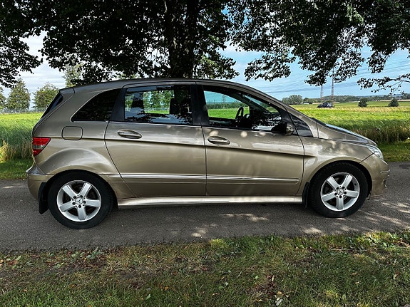 Mercedes-Benz B200 2 of 5