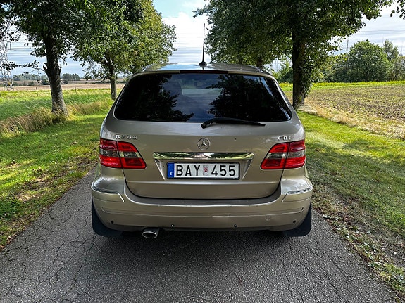 Mercedes-Benz B200 4 of 5