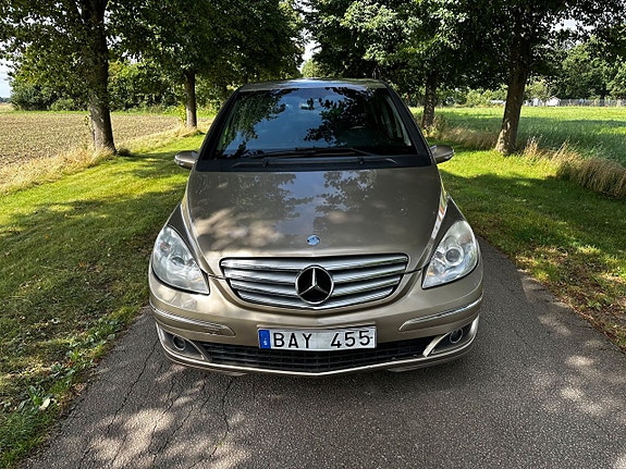 Mercedes-Benz B200 3 of 5